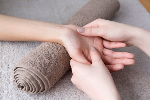 Techniques and Benefits of Hand Relief Massage